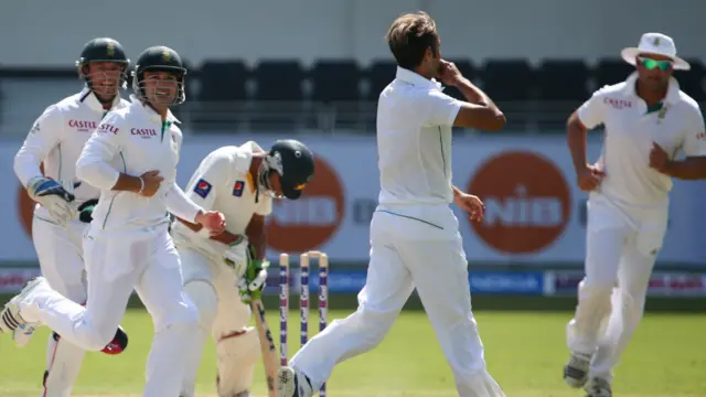 عمران طاہر نے ایک اور وکٹ حاصل کر کے پاکستانی بیٹنگ کی کمر توڑ دی