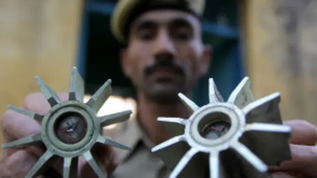 بھارتی علاقے میں گرنے والے شیلز اور بموں کے ٹکڑوں کی تصاویر بھی اتاری گئیں