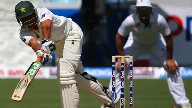 یونس خان نے پاکستان نے محتاط انداز میں بیٹنگ کرنے کی کوشش کی لیکن وہ بھی زیادہ دیر وکٹ پر نہ ٹھہر سکے