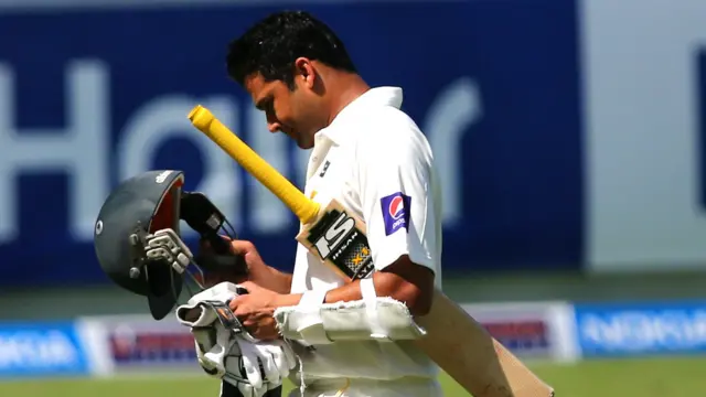 اوپنر خرم منظور کے جلد آؤٹ کے بعد اظہر علی پاکستان اننگز کو سنبھالنے کی کوشش کی لیکن وہ بھی زیادہ دیر کریز پر نہ رک سکے