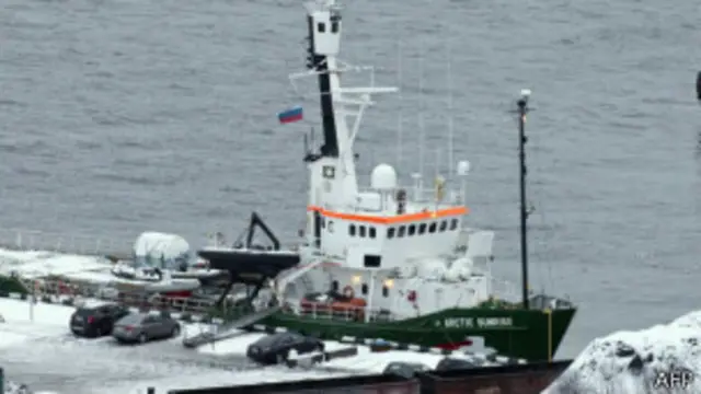 被扣留在俄罗斯摩尔曼斯克的极地曙光号（绿色和平图片20/10/2013）