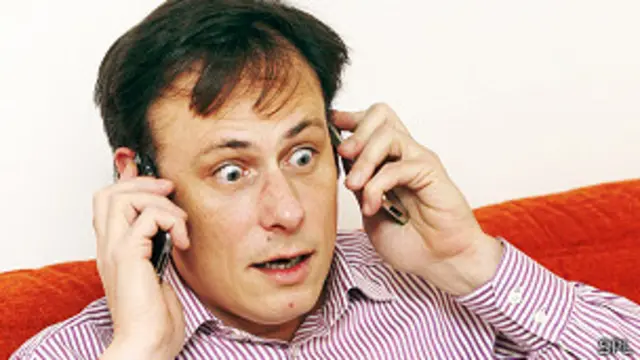 Hombre con celulares estresado