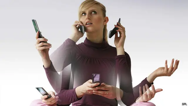 Mujer con muchos celulares