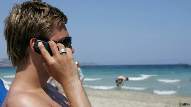 Hablando por teléfono en la playa