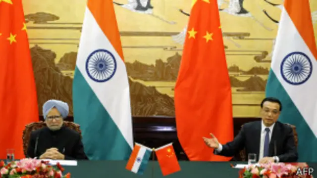 တရုတ်နဲ့ အိန္ဒိယ ဝန်ကြီးချုပ် ၂ ဦး ပီကင်းမှာ တွေ့ဆုံစဉ်။