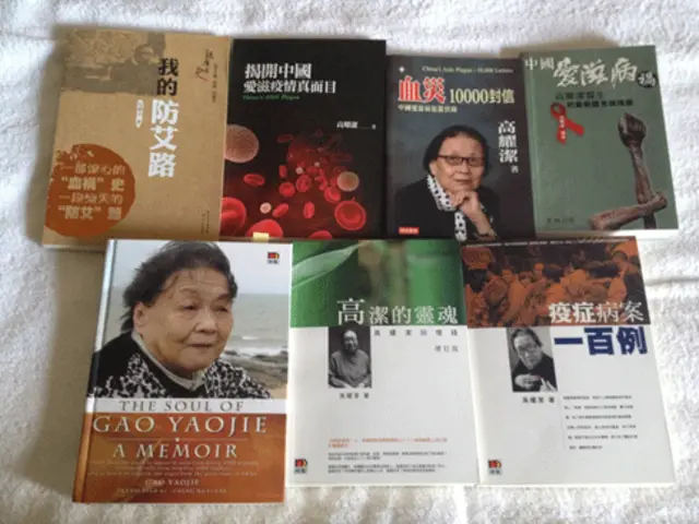 這是我近幾年出版的書，因同一種書有修訂增版或外文譯本，故稱三本 (高駿攝)