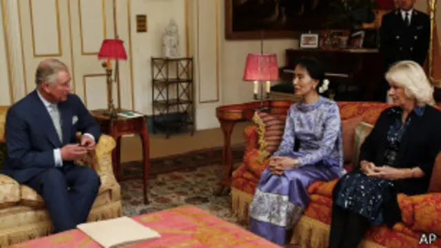 ဗြိတိသျှ အိမ်ရှေ့မင်းသား ချားလ်စ်နဲ့ ဒေါ်စု တွေ့စဉ်