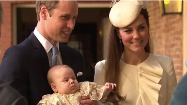 英国剑桥公爵夫妇抱着乔治王子前往接受洗礼