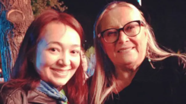 "Русский силуэт" хайрия жамғармаси раҳбари Татьяна Михайлова ва Назира Бобоназарова очилиш маросими олдидан.