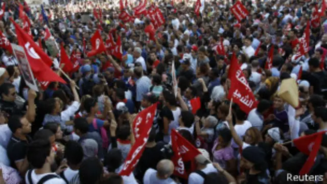 مظاهرات تطالب باستقالة الحكومة في العاصمة التونسية.