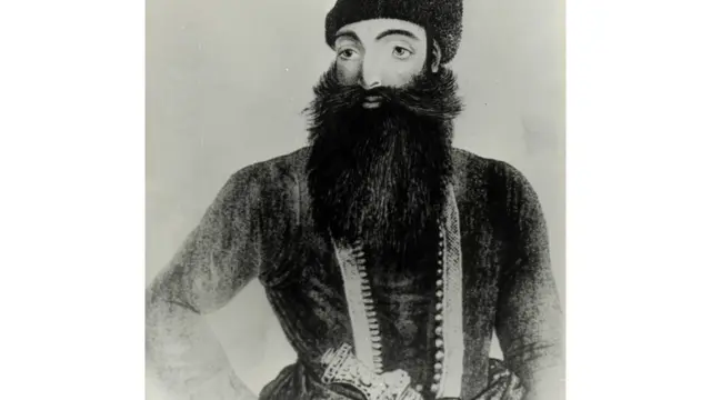 عباس میرزا، ولیعهد فتحعلیشاه و فرمانده سپاهیان ایران در جنگ با روس ها بود. عباس میرزا تلاش کرد تا اصلاحاتی در ساختار سیاسی/نظامی ایران انجام دهد. او پس از شکست در جنگ های ایران و روس به مشهد رفت و در سن چهل و چهار سالگی فوت کرد 