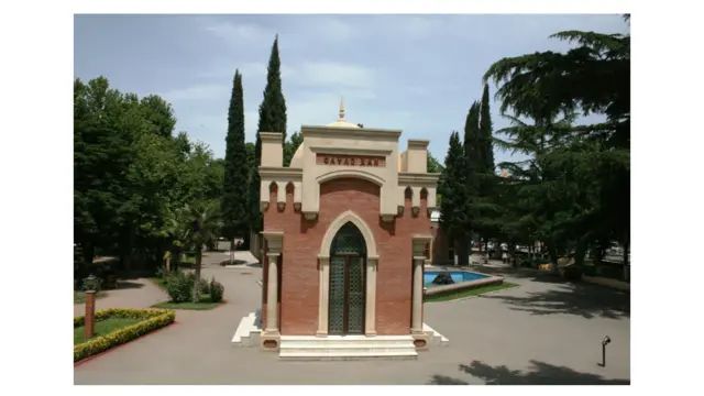 آرامگاه جوادخان زیاد اوغلی قاجار، آخرین حکمران ایران که در حمله روس ها گنجه کشته شد. با تصرف گنجه توسط روس ها این شهر برای همیشه از حاکمیت ایران خارج شد. حمله به گنجه سر آغاز جنگ های ایران و روس بود 