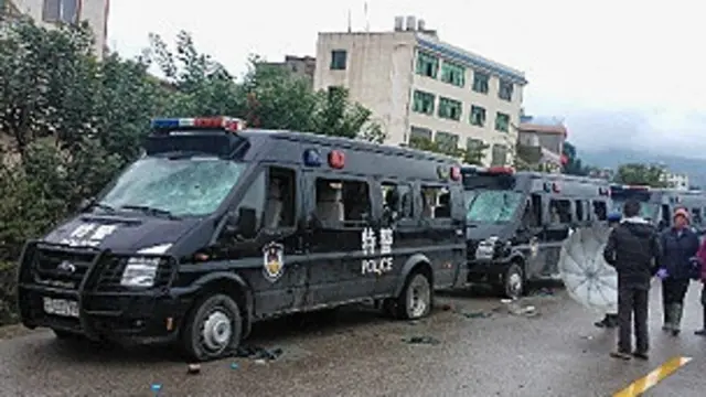 据报道,这场冲突造成27名警员受伤,30多辆公务车被打砸。