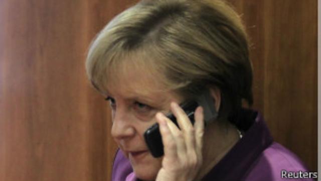 Ангела Меркель говорит по телефону