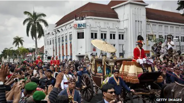 Pernikahan ini menyedot banyak perhatian warga. Beberapa sekolah juga diliburkan. 