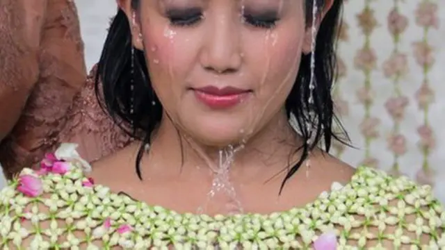 Upacara pernikahan dimulai dengan upacara mandi terpisah untuk menyucikan diri. 