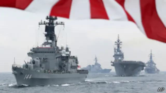 日本海上自衛隊鞍馬號驅逐艦（左）帶領艦隊駛進東京附近的相模灣（資料圖片）