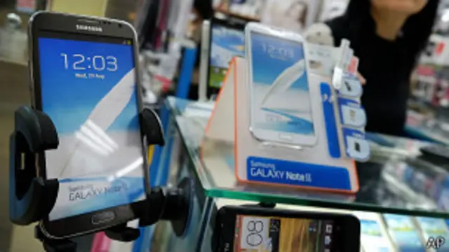 တိုင်ပေမှာ ဆမ်ဆောင်း မိုဘိုင်းဖုန်းတွေ အရောင်းမြှင့်တင်စဉ်။