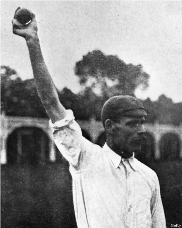 ورلڈ الیون کے لیے سلیکٹ کی گئی ٹیم میں آخری نمبر پر انگلینڈ کے سڈنی بارنز ہیں جنہوں نے 1901 سے 1904 تک 27 میچوں میں 189 وکٹیں حاصل کیں۔