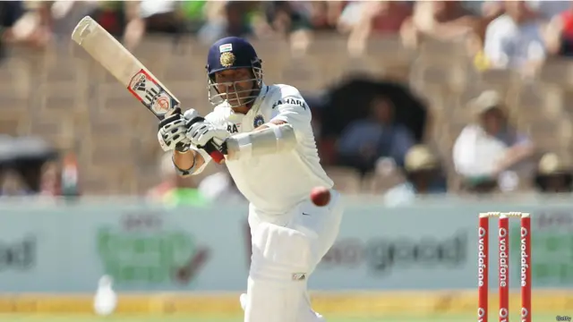 چوتھے نمبر پر بیٹنگ کرنے کے لیے سچن ٹنڈولکر کو رکھا گیا ہے، جن کا شمار دنیا کے بہترین کھلاڑیوں میں ہوتا ہے۔ انہوں نے بھارت کی جانب سے 1989 سے 2013 تک ایک سو اٹھانوے میچ کھیلے اور 15837 رنز بنائے۔