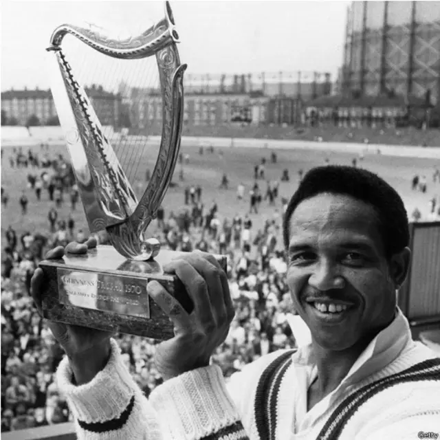 ویسٹ انڈیز کے مایۂ ناز آل راؤنڈر گیری سوبرز کو چھٹے نمبر پر رکھا گیا ہے۔ سوبرز نے 1954 سے 1974 تک 93 ٹیسٹ میچ کھیلے اور 8032 رنز سکور کیے۔ اس کے علاوہ انہوں نے 235 وکٹیں حاصل کیں۔