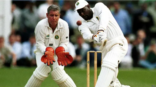 پانچویں نمبر پر ویسٹ انڈیز کے مایہ ناز بیٹسمین ویویئن رچرڈز۔ انہوں نے ویسٹ انڈیز کی جانب سے 1974 سے 1991 تک 121 میچ کھیلے اور پچاس سے زیادہ اوسط کے ساتھ ساڑھے آٹھ ہزار رن بنائے۔