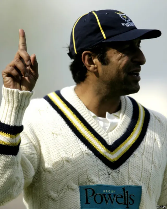 آٹھویں نمبر پر پاکستان کے مشہور بولر وسیم اکرم ہیں جنہوں نے 1985 سے 2002 تک ایک سو چار میچوں میں 414 وکٹیں حاصل کی ہیں۔