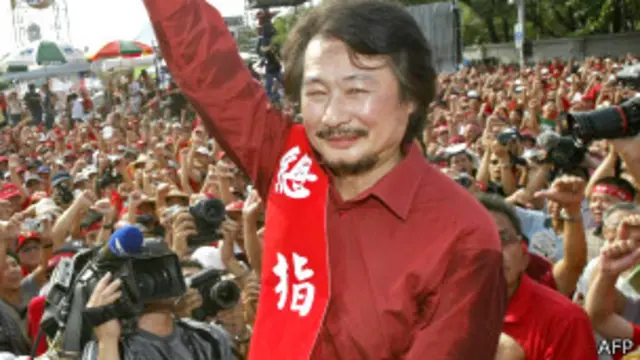 施明德领导红衫军抗议总统陈水扁贪腐(2006年图片)