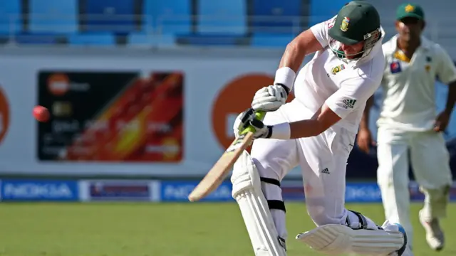 گریم سمتھ نے پورا دن بیٹنگ کی۔دوسرے روز کھیل کے اختتام پر ڈبل سنچری سکورکر کے ناٹ آؤٹ تھے