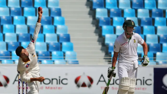 پاکستانی بولر سارا دن وکٹوں کے لیے کوششیں کرتے رہے لیکن صرف ایک وکٹ ہی حاصل کر سکے۔