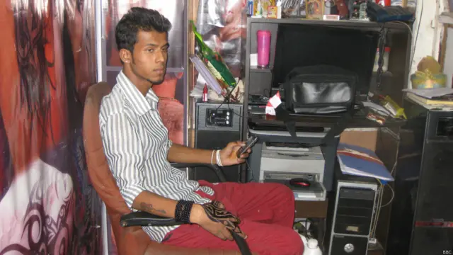  टैटू पार्लर में काम करने वाले आशू