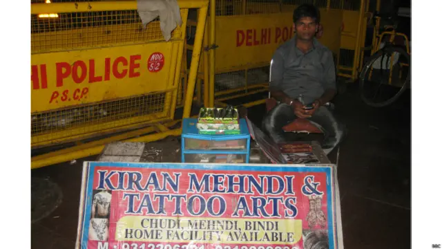 मेहँदी लगाने की कई जगहों पर टैटू भी