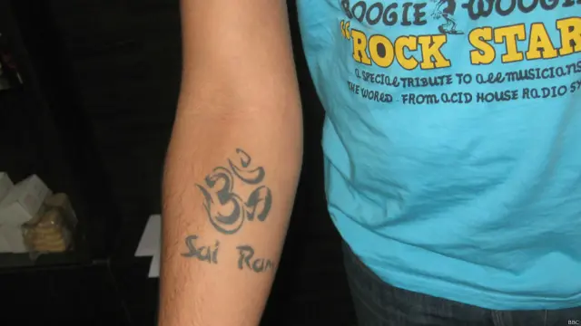 धार्मिक टैटू में अंग्रेजी के अक्षर