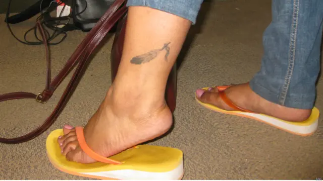 नेहा के पैर में दो टैटू 