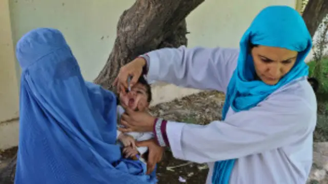پاکستان میں پولیو کے قطرے پلانے والی ٹیموں پر ماضی میں بھی حملے ہو چکے ہیں
