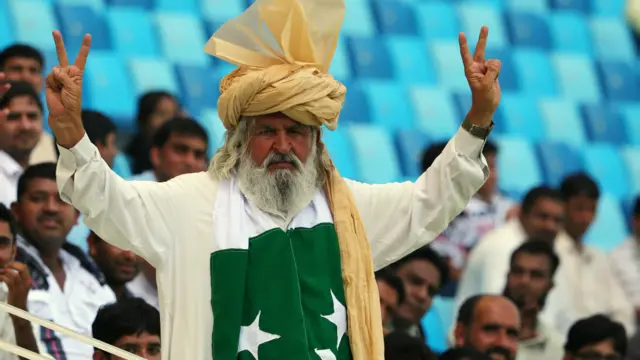 پاکستان فیلڈروں کی حوصلہ افزائی کے لیے پاکستانی تماشائی موجود تھے