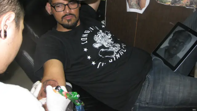 मोहित पिता की तस्वीर का टैटू बनवा रहे हैं