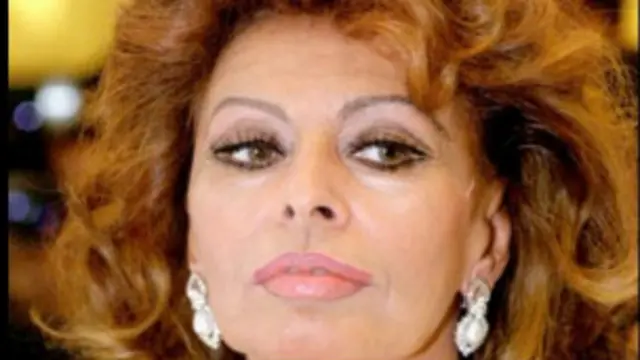 حصلت لورين على جائزة الاوسكار لافضل ممثلة عن فيلم "امرأتان"