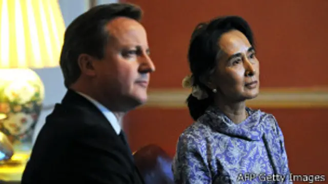 Бирма оппозициясынын лидери Аун Сан Су Чжи Лондонго болгон сапары маалында британ жетекчилигинин бир катар өкүлдөрү менен жолугушуп, Бирмадагы демократияны өнүктүрүү маселесин талкуулады.