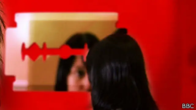 Mujer reflejada en una cuchilla. Imagen de documental de la BBC sobre autolesión