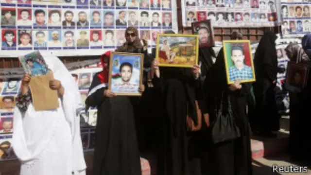 تظاهر العشرات من أسر معتقلين سابقين لنظام القذافي أمام المحكمة