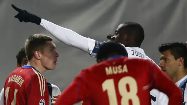 یحیی توره در جریان بازی منچسترسیتی و زسکا مسکو در مورد شعارهای نژاد پرستان هواداران این تیم تذکر داده بود