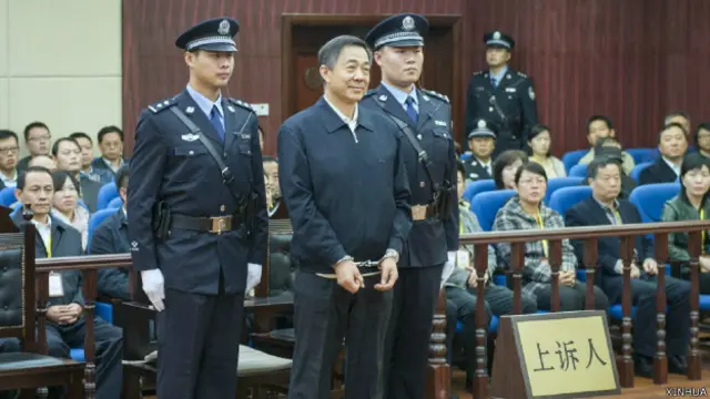 薄熙来在山东高院庭上站立听判（新华社图片25/10/2013）