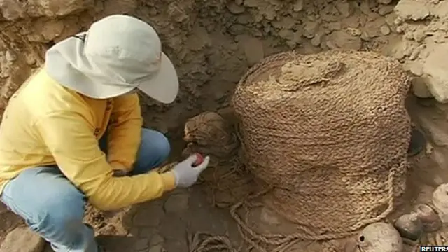 یہ لاشیں بیٹھی ہوئی حالت میں ہیں، ان کے بدن پر مکمل لباس ہے اور یہ رسی میں لپٹے ہوئے ہیں