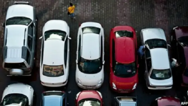 दिल्ली की सड़कों पर कार