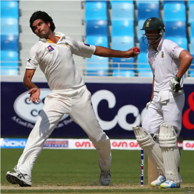 تین وکٹیں لینے والے محمد عرفان کو پچ پر دوڑنے کی وجہ پہلی اننگز میں بولنگ سے روک دیا گیا