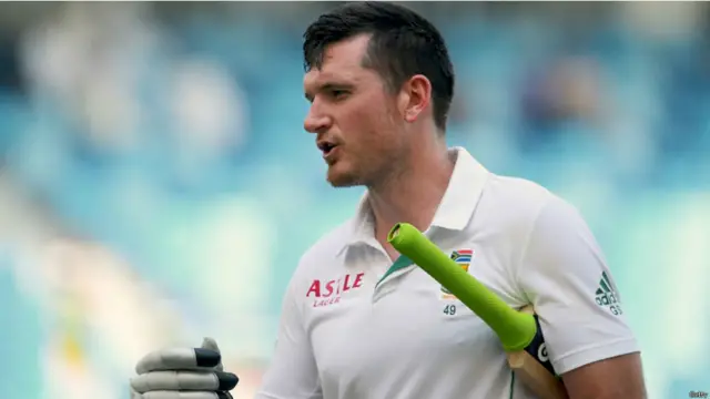 ٹیسٹ کرکٹ میں اپنی پانچویں ڈبل سنچری بنانے والے گریم سمتھ 234 رنز بنا کر آؤٹ ہوئے۔