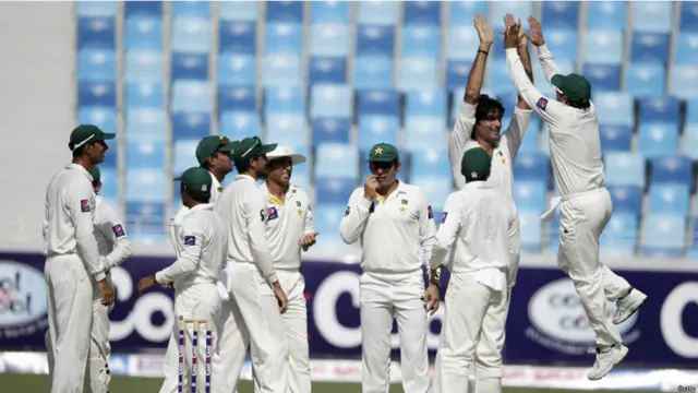 دبئی ٹیسٹ کے تیسرے دن پاکستانی بولرز نے بہتر کارکردگی دکھائی اور پہلے سیشن میں 6 وکٹیں لے کر جنوبی افریقہ کی اننگز کا خاتمہ کیا۔