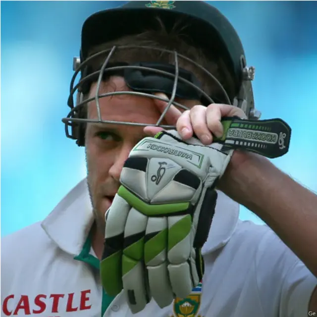 ڈی ویلیئرز ٹیسٹ کرکٹ میں 17ویں سنچری بنانے کے بعد 164 کے سکور پر وکٹوں کے پیچھے کیچ ہوئے۔ 