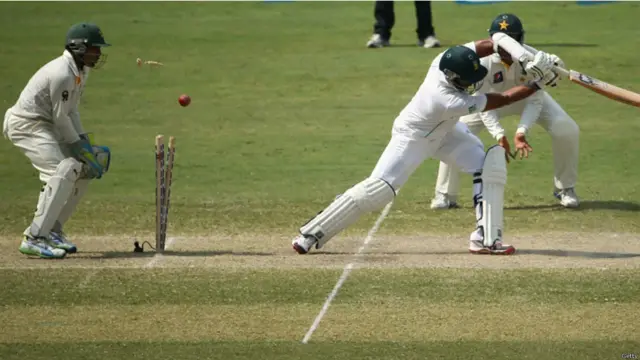 بعد میں آنے والے جنوبی افریقی بلے باز قابلِ ذکر کارکردگی نہ دکھا سکے اور پوری ٹیم 517 رنز بنا کر آؤٹ ہوگئی۔